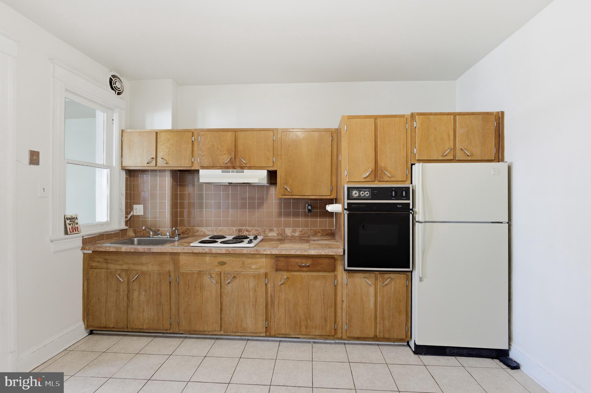 6 BARNEY CIRCLE SE 1
