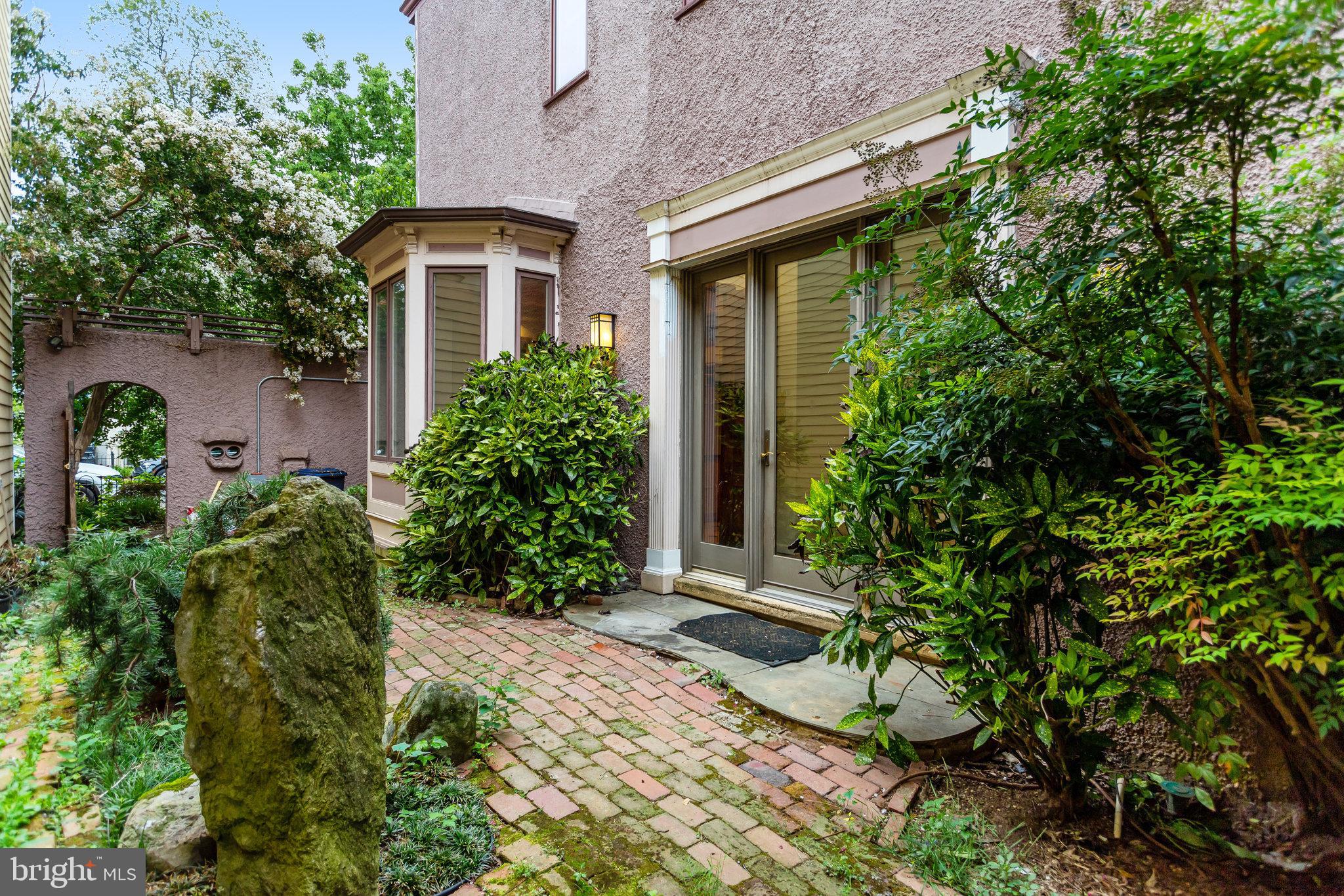 228 9TH STREET SE