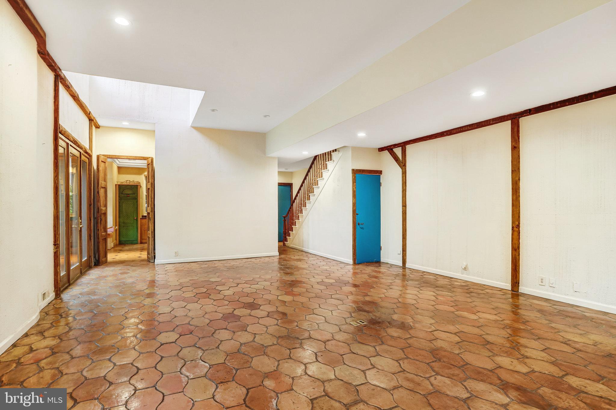 228 9TH STREET SE