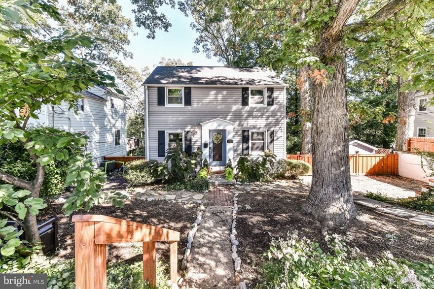 Welcome Home to this inviting 2BR Arlington Colonial in Columbia Forest!
BEAUTIFUL COLONIAL WITH NEWLY RENOVATED KITCHEN. FEATURING HARDWOOD FLOORING ON TWO LEVELS, STAINLESS APPLIANCES, GRANITE AND WHITE "SHAKER" CABINETS. LARGE DECK WITH A PRIVATE BACKYARD OVERLOOKING MATURE TREES.
*Lots of parks and walking trails including the Community Center*Great commuter location with bus access to metro stations & close proximities to D.C. & the Amazon center in Arlington & I-395*Near shops, entertainment & restaurants of Shirlington, Skyline & Columbia Pike*Arlington Schools!
*Lawncare Included in rent*