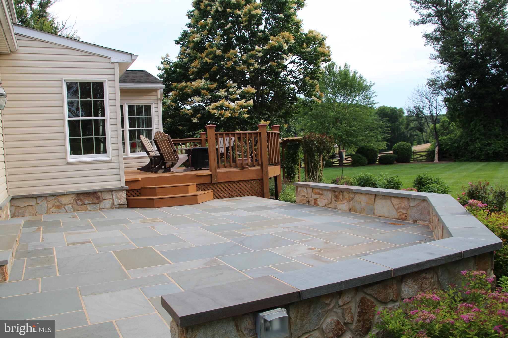 24 MANOR KNOLL COURT