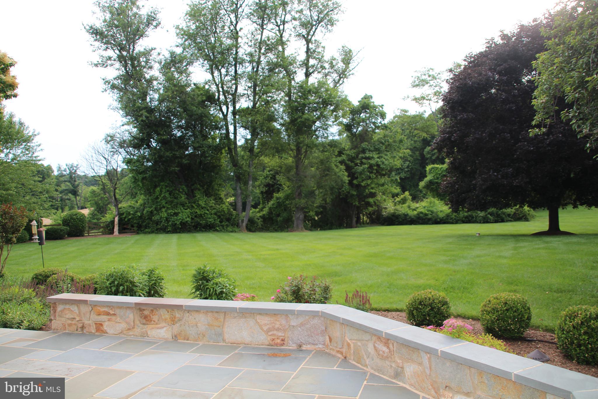 24 MANOR KNOLL COURT