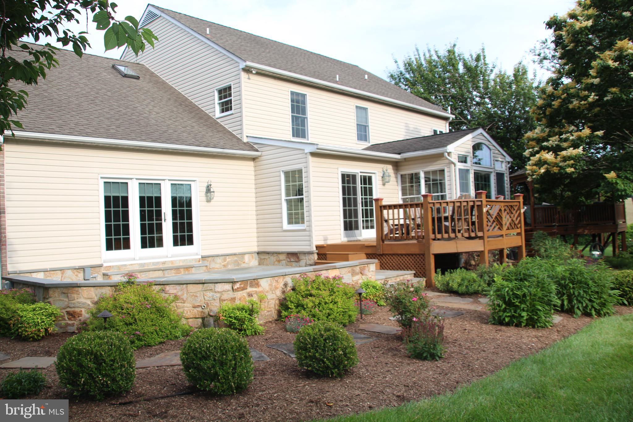 24 MANOR KNOLL COURT