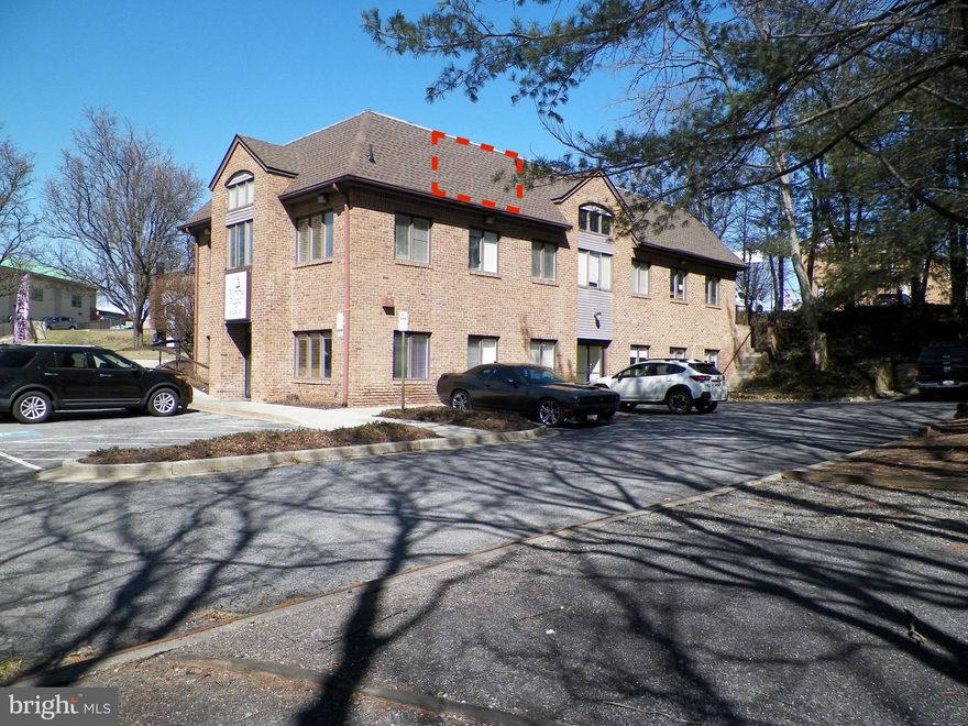 Single user office space available on the top floor of a busy dental practice.  The idea space for an office away from home or for a start up.  This unit is also available for the 500sf dental practice as an office or for storage.