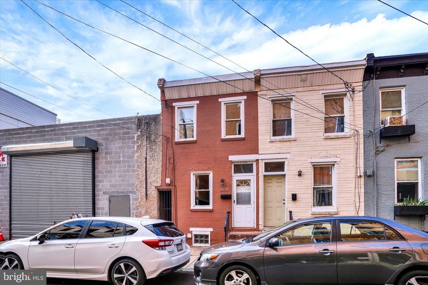 WELCOME TO FISHTOWN,
Come see this cozy 2/3 bedroom, 1 bath home right in Fishtown. This home offers a comfortable layout with plenty of natural light. Kitchen/dining area. Enjoy your private backyard, great for relaxing and grilling. Conveniently located near shopping, restaurants and public transportation, you'll have everything you need just steps from your door. Great for first time buyers. Great buy with homes around the area going for $600,000 plus