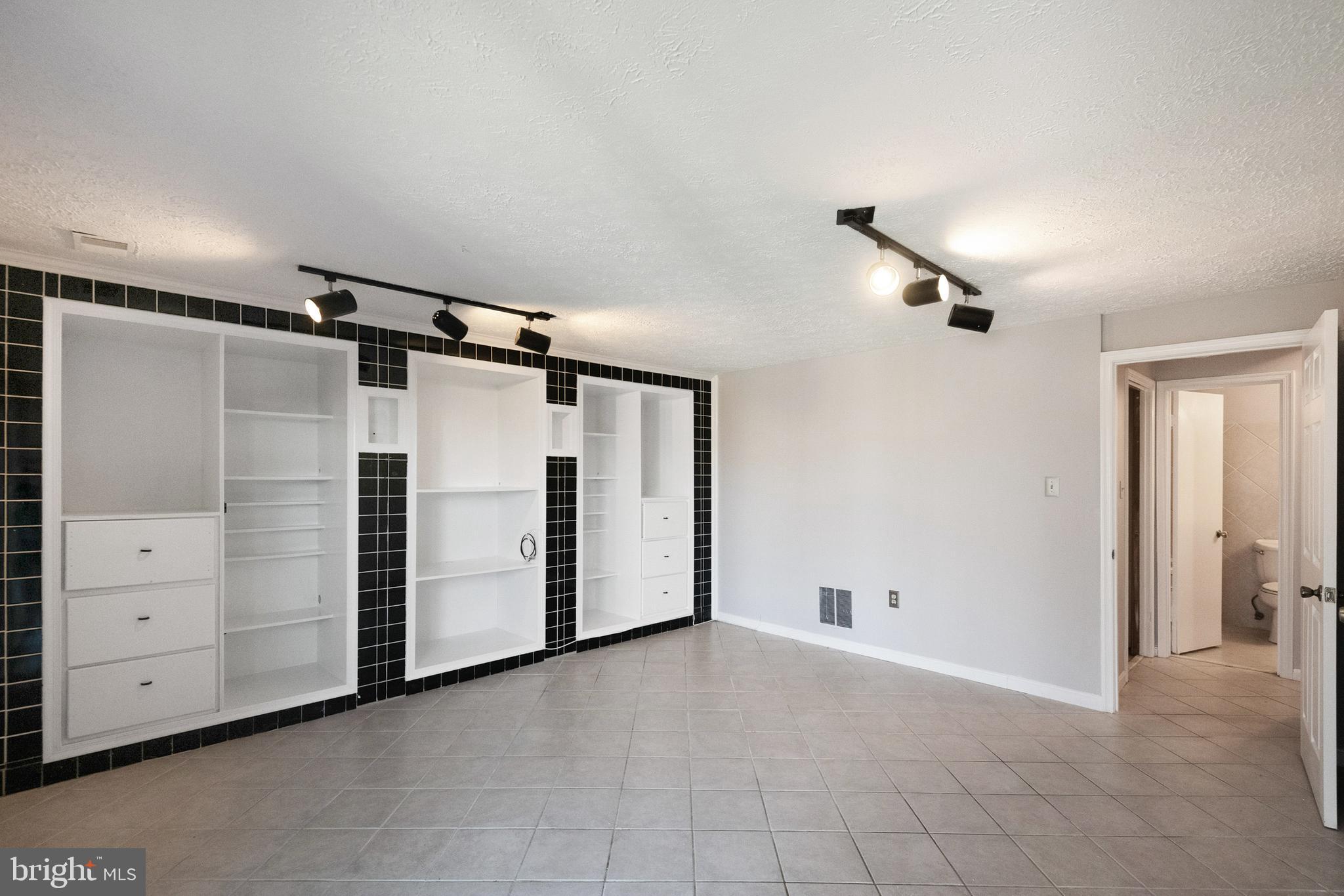 OAK VIEW VILLAGE - Residential