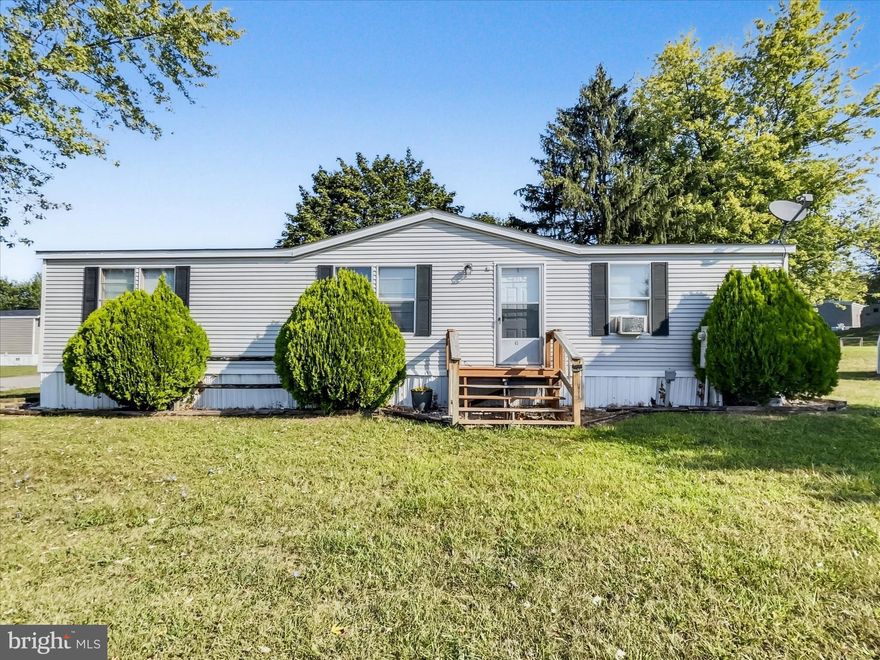 Check out this beautifully constructed, spacious home conveniently located less than a mile from Route 30 and just a few miles from I-83. Situated in Thomasville Commons, this prime corner lot features a double-wide manufactured home with a generous yard—perfect for kids to play and pets to run around. Don’t miss your chance to own this wonderful property!