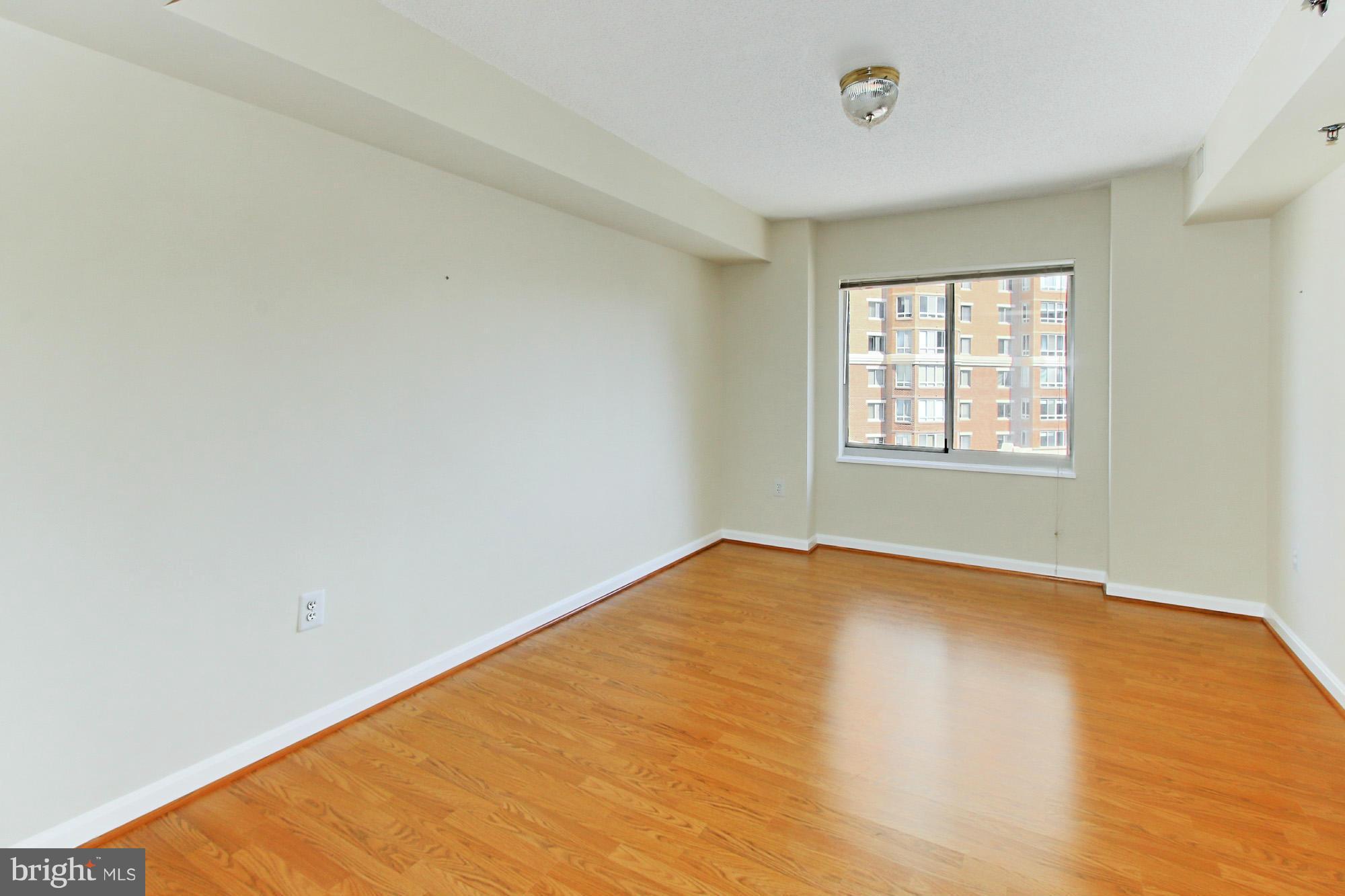 CARLYLE TOWERS - Residential