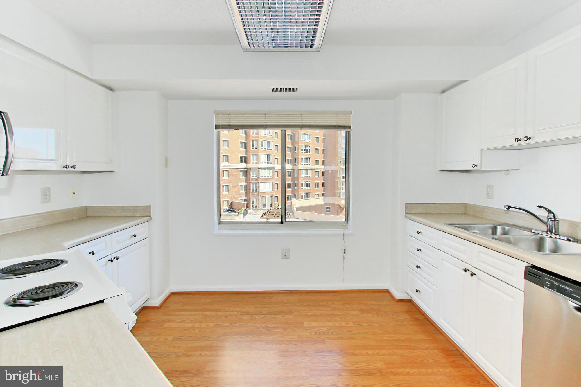 CARLYLE TOWERS - Residential