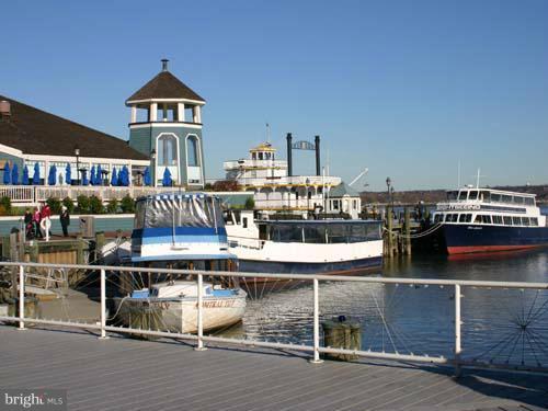 CARLYLE TOWERS - Residential