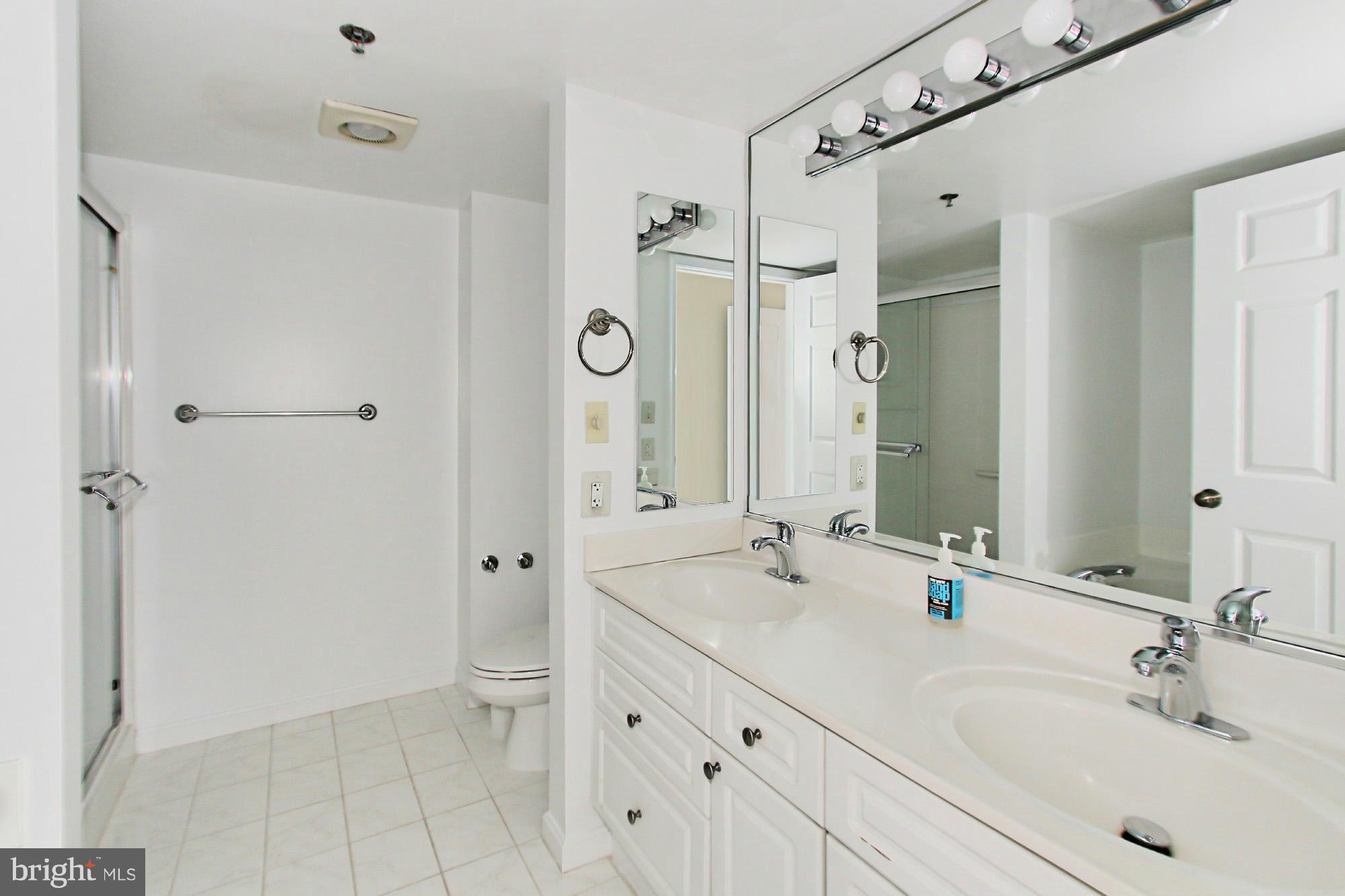 CARLYLE TOWERS - Residential