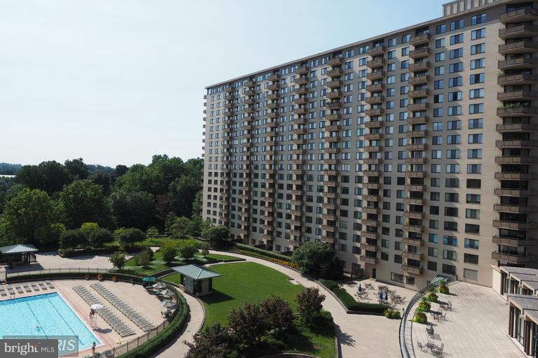 Fully renovated / new kitchen and bath room/ amazing view of the pool and trees.Freshly painted, 1 bed room with balcony , hardwood floors, indoor and outdoor swimming pool, parking, Amazing Promenade facilities & amenities, gym and more...