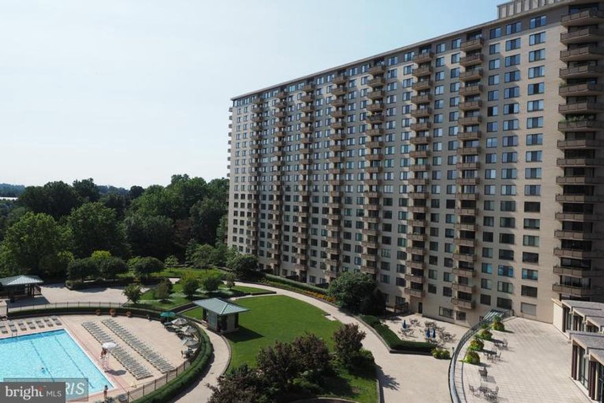 Fully renovated / new kitchen and bath room/ amazing view of the pool and trees.Freshly painted, 1 bed room with balcony , hardwood floors, indoor and outdoor swimming pool, parking,  Amazing Promenade facilities & amenities, gym and more...