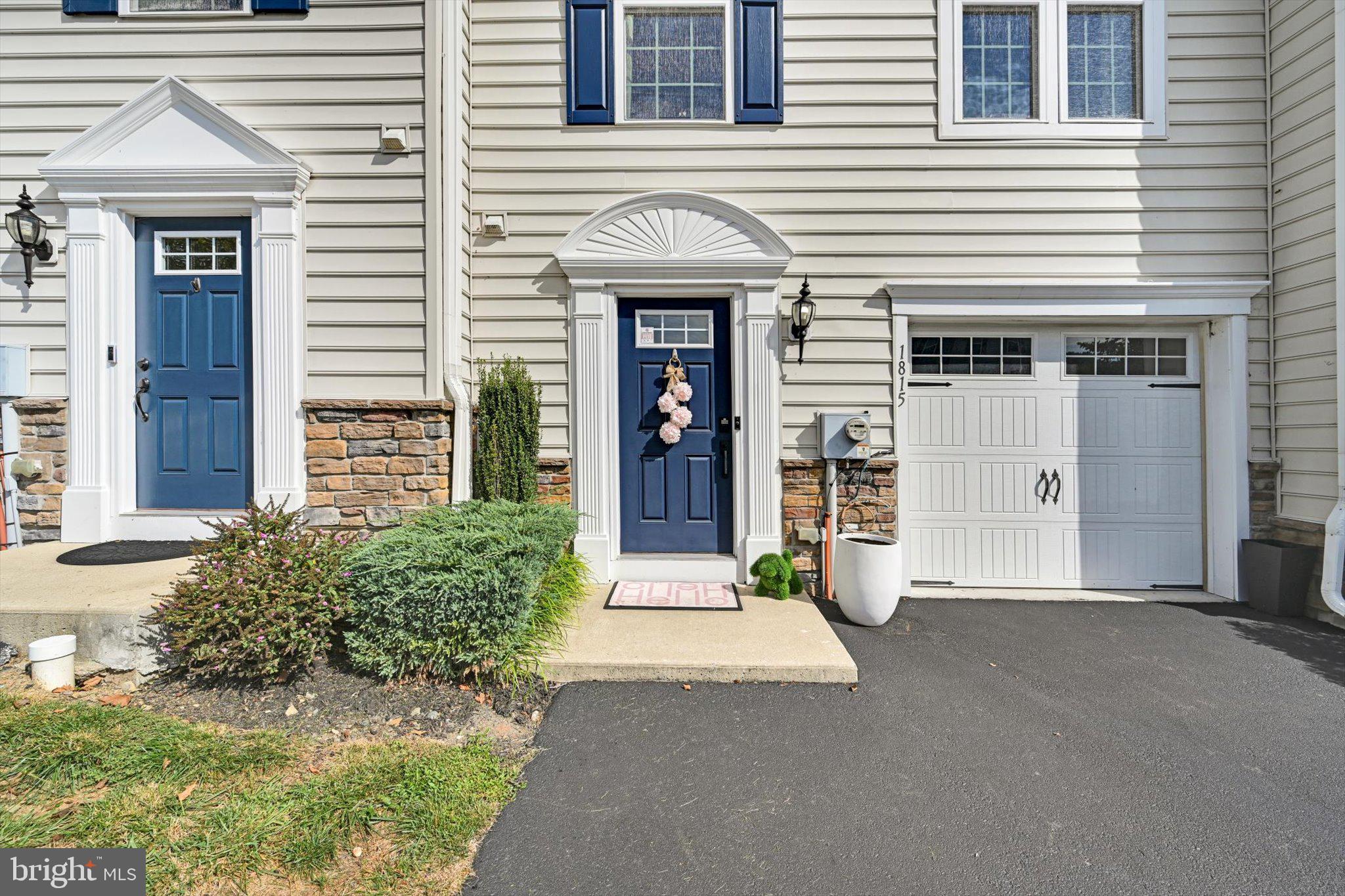 1815 HONEYSUCKLE COURT