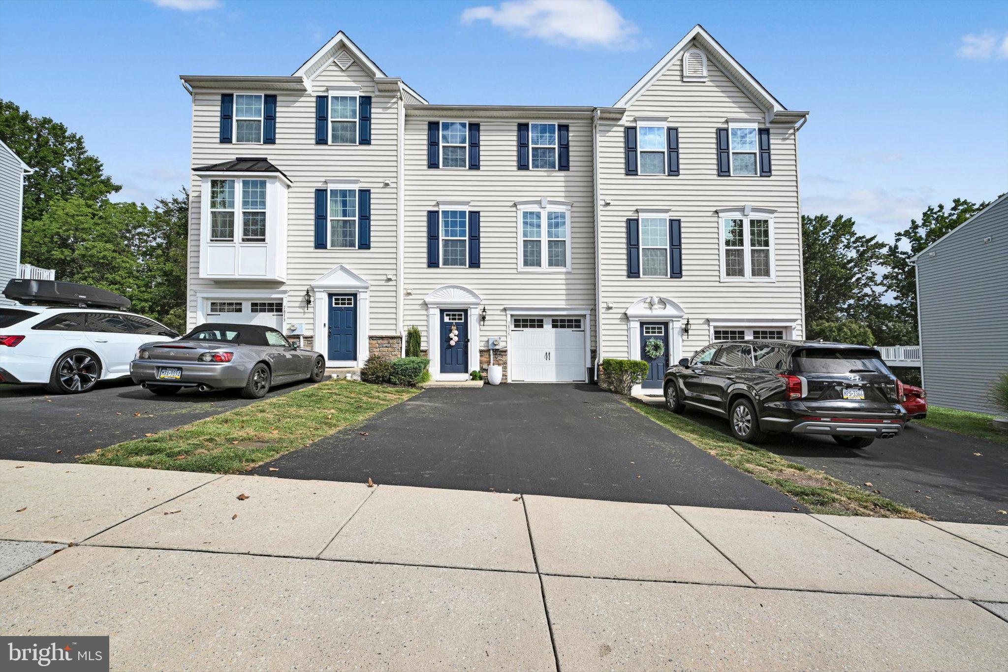 1815 HONEYSUCKLE COURT