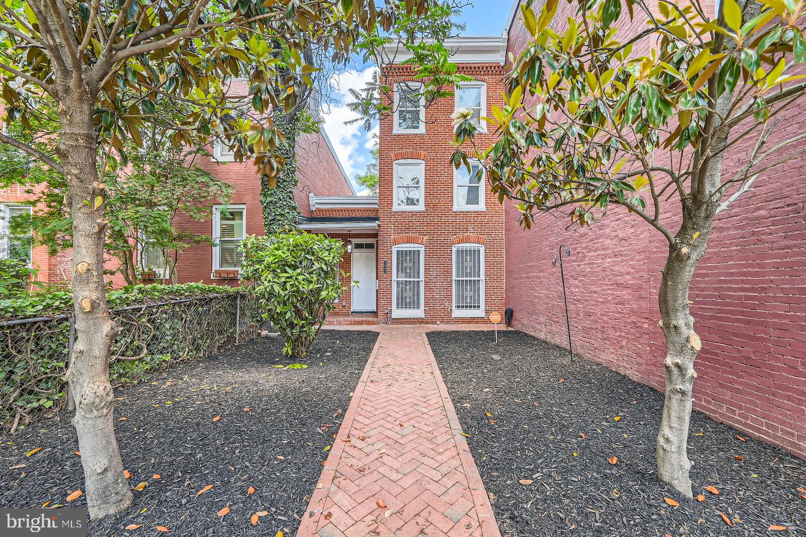 1402 W LOMBARD STREET