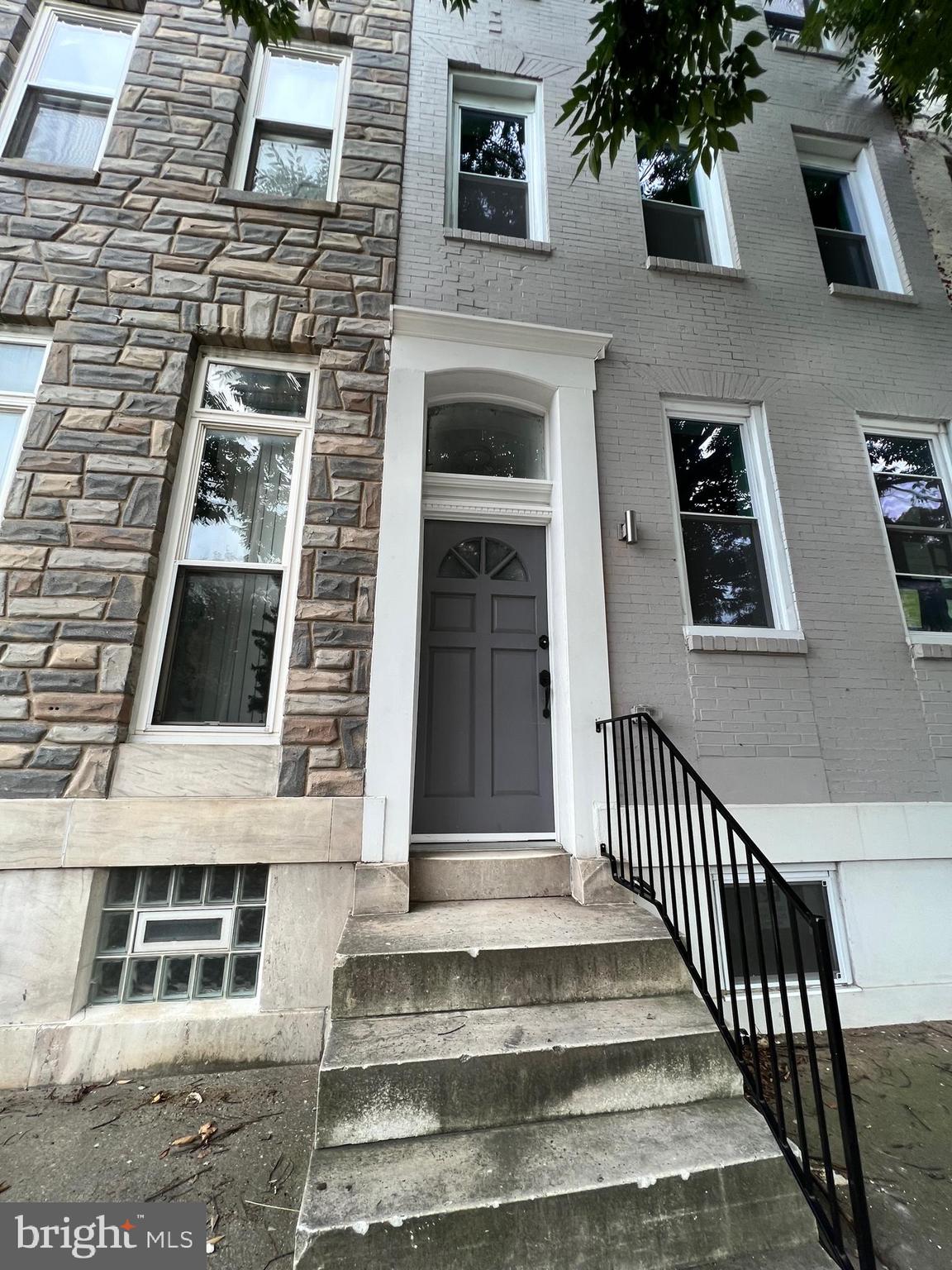 This contemporary renovation spares no imagination. Completely rebuilt from top to bottom, the building offers the luxury of individual living on 3 separate floors. Each individually metered for electricity and offering a washer/dryer in each unit. Gorgeous kitchen and hardwood floors throughout. Come and see for yourself, you would love this. SOLD AS IS
Parking pad in the back.