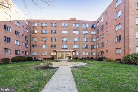 Photo of 614 Sligo Avenue #405, SILVER SPRING, MD 20910 (MLS # MDMC2224722)