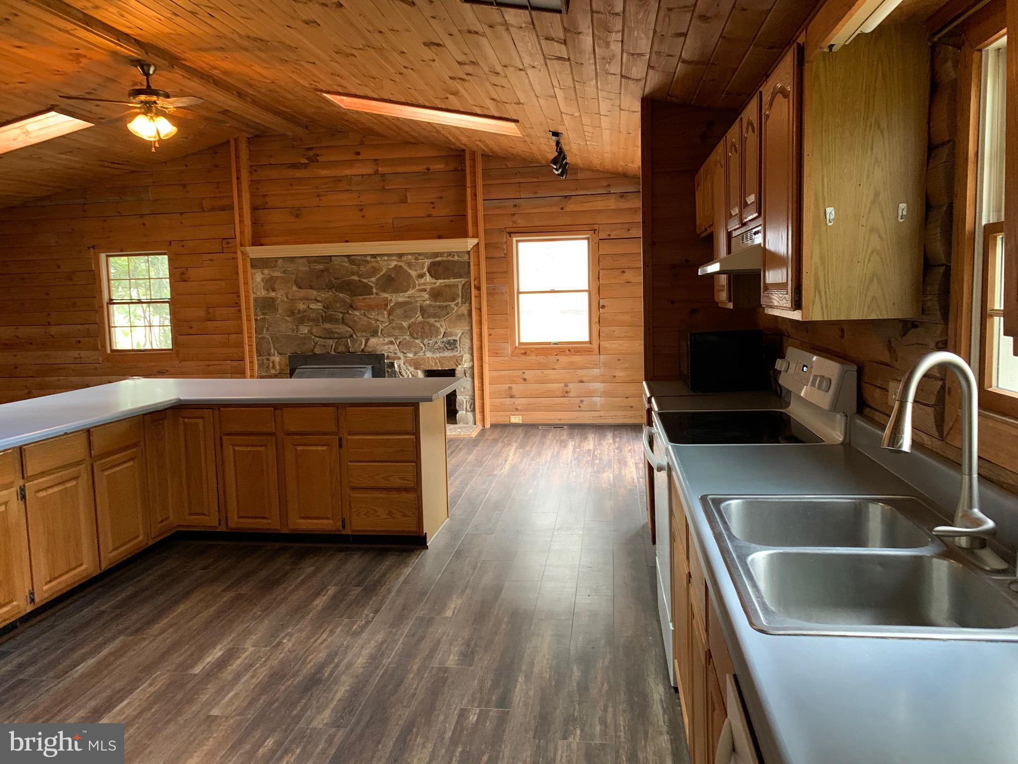 HIDDEN LAKE - Residential Lease