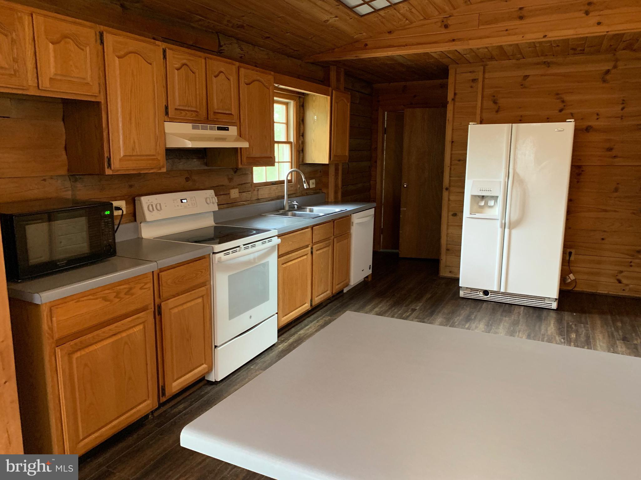 HIDDEN LAKE - Residential Lease