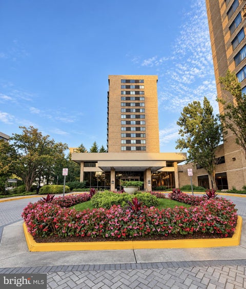 Photo of 3709 S George Mason Drive #C2E, FALLS CHURCH, VA 22041 (MLS # VAFX2344448)