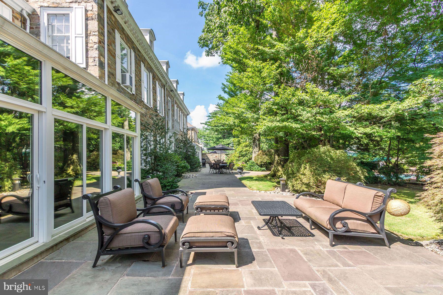 1035 WRIGHT DRIVE