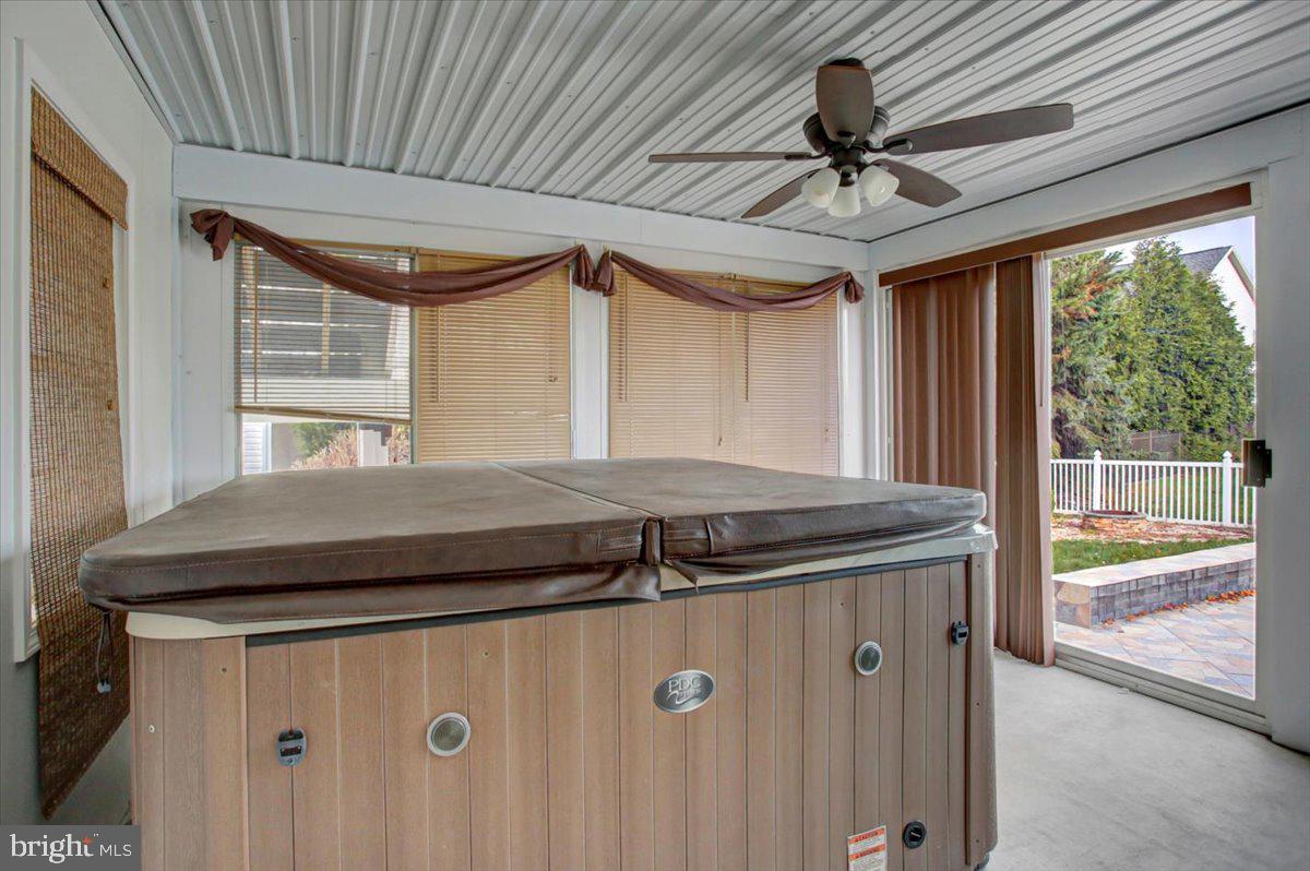 HALLWOOD HEIGHTS WEST - Residential