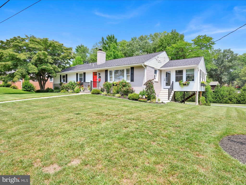 Photo of 402 Spring Drive, MILLERSVILLE, PA 17551 (MLS # PALA2073988)