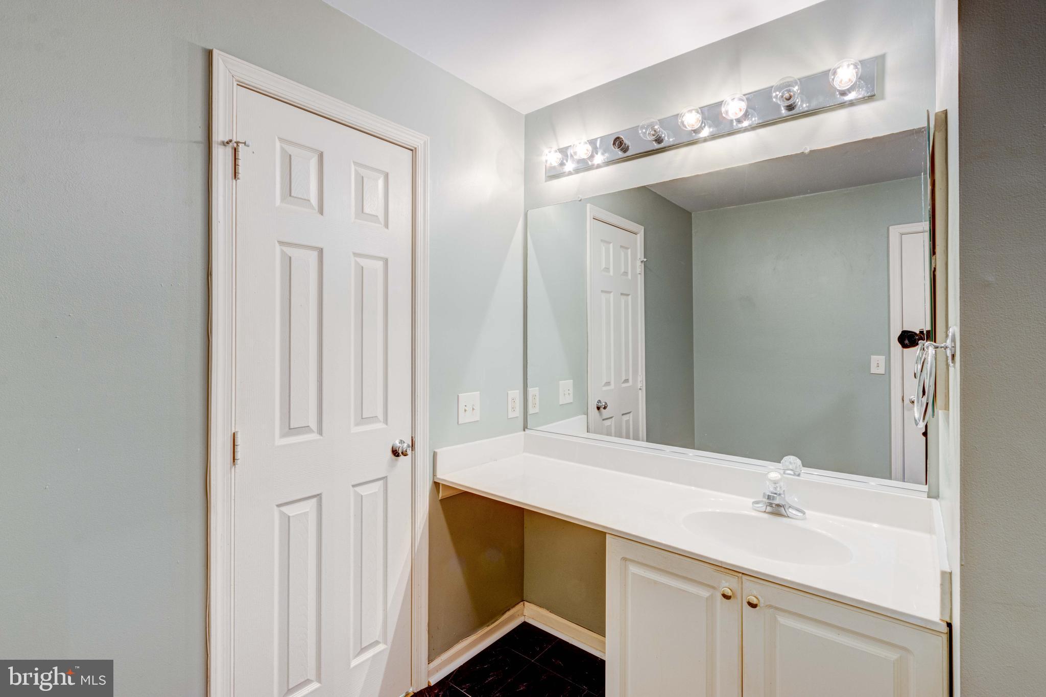 STONEHAVEN MEWS IN CROFTON VILLAGE - Residential