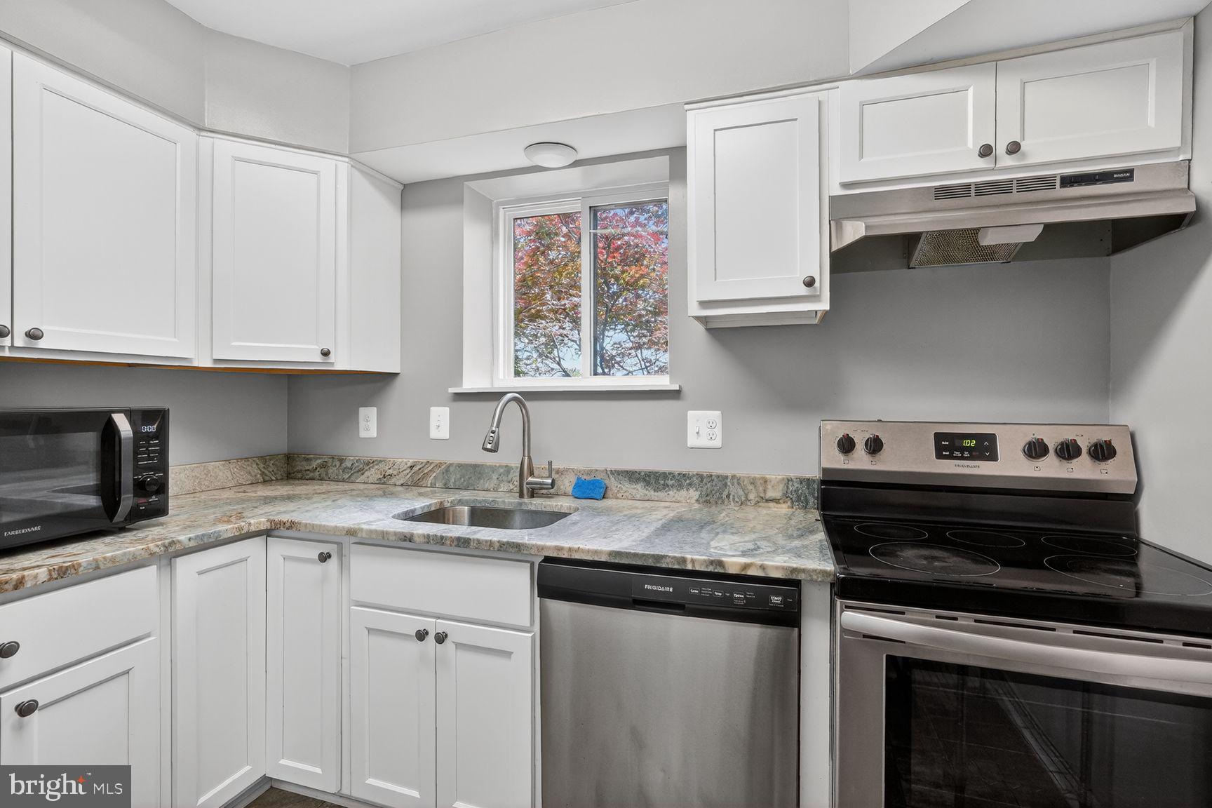 CAMELBACK VILLAGE - Residential