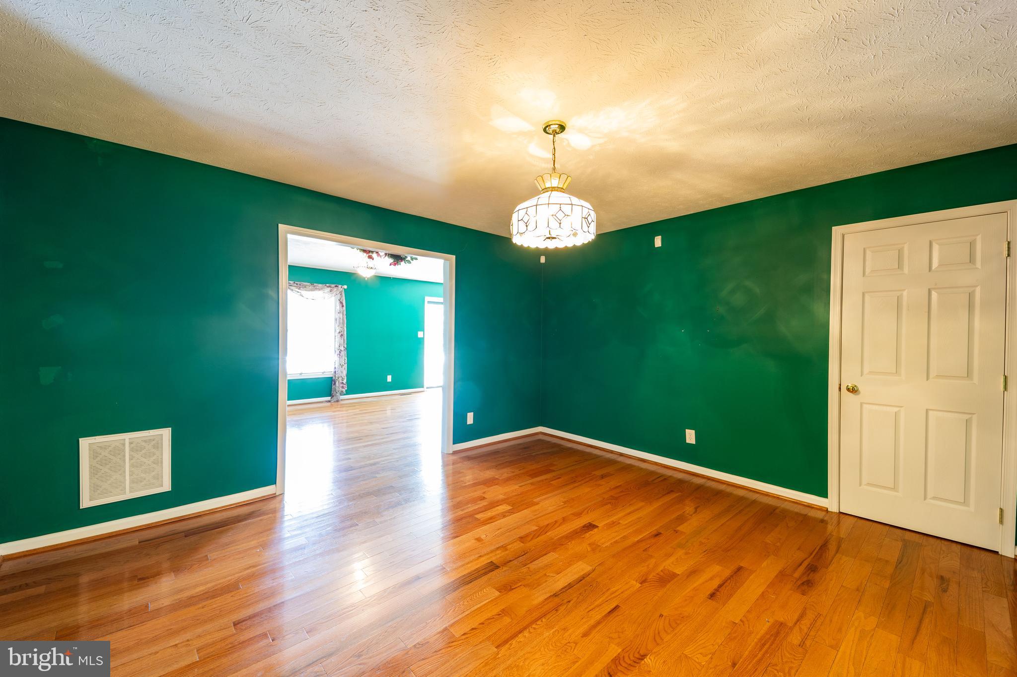 MIDDLE CREEK MANOR - Residential