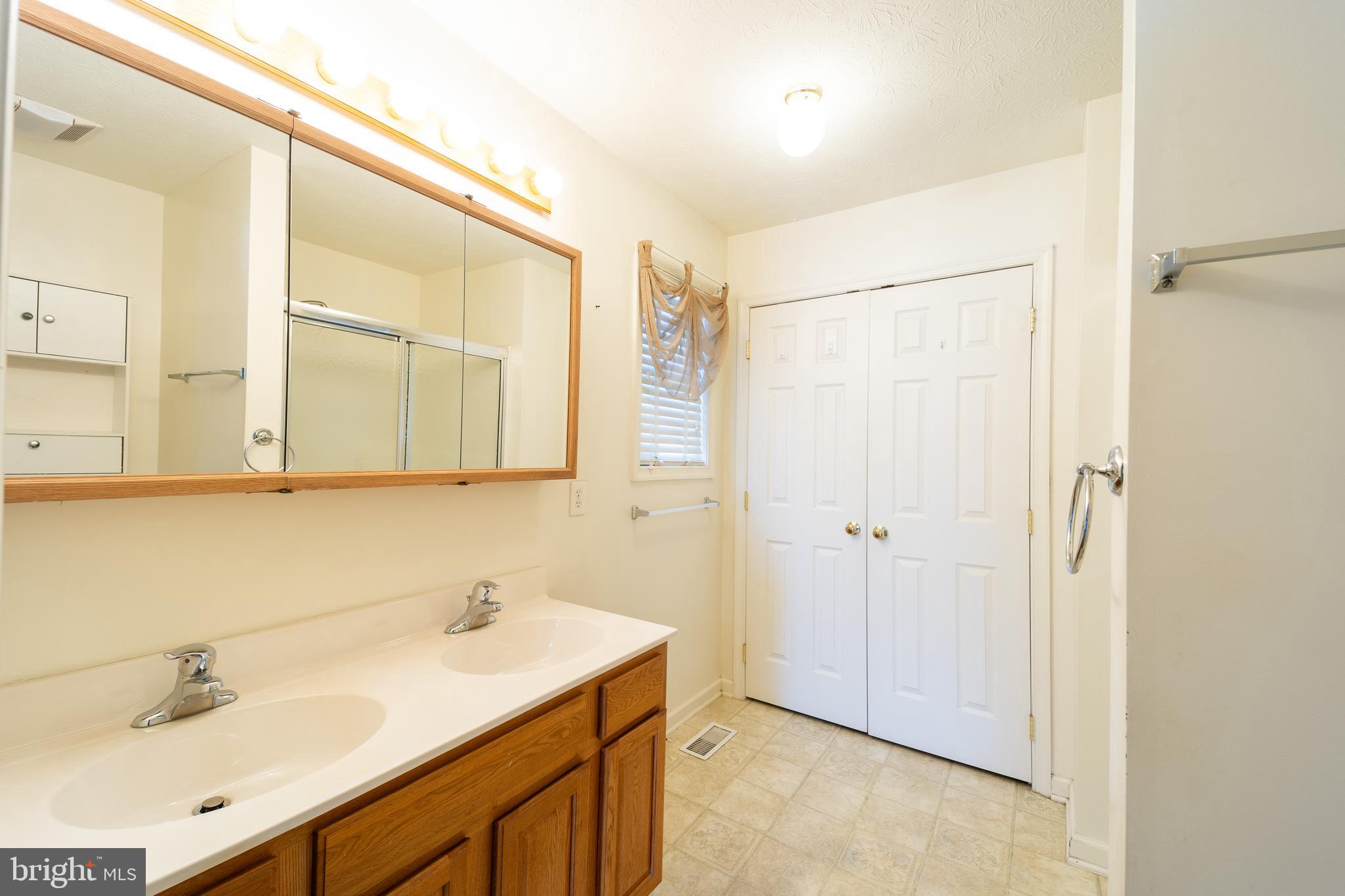 MIDDLE CREEK MANOR - Residential