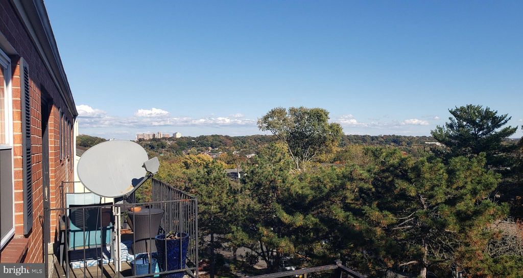 Photo of 426 N Armistead Street #303, ALEXANDRIA, VA 22312 (MLS # VAAX2051166)