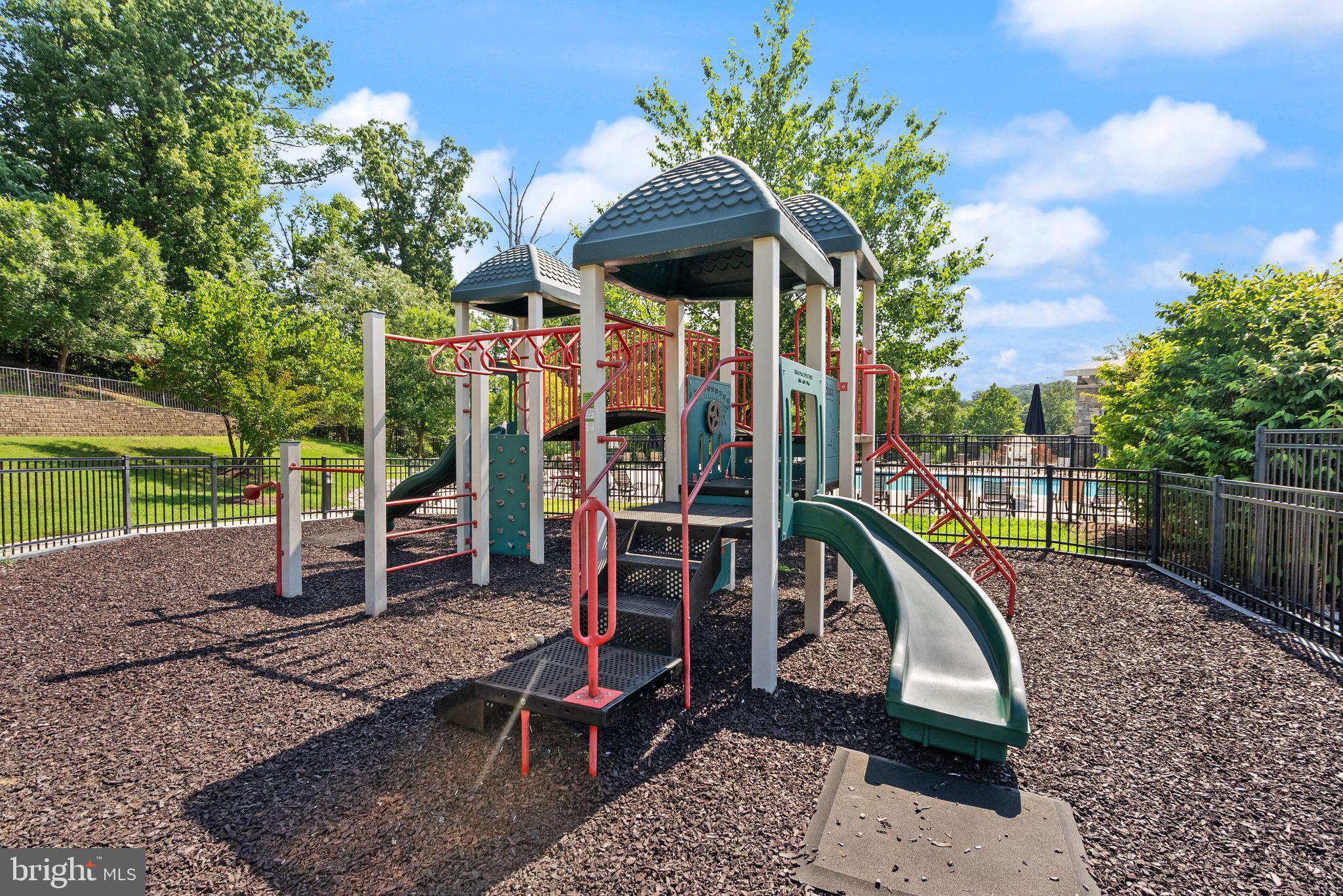 POTOMAC CLUB CONDOMINIUMS - Residential