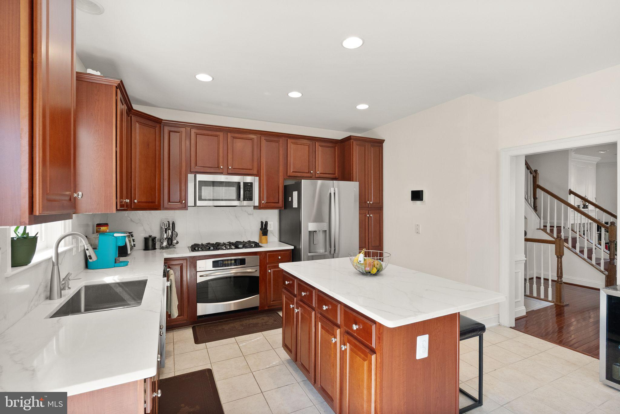 POTOMAC CLUB CONDOMINIUMS - Residential