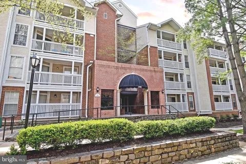 1504 Lincoln Way Unit 204, McLean, VA MLS: VAFX2230128