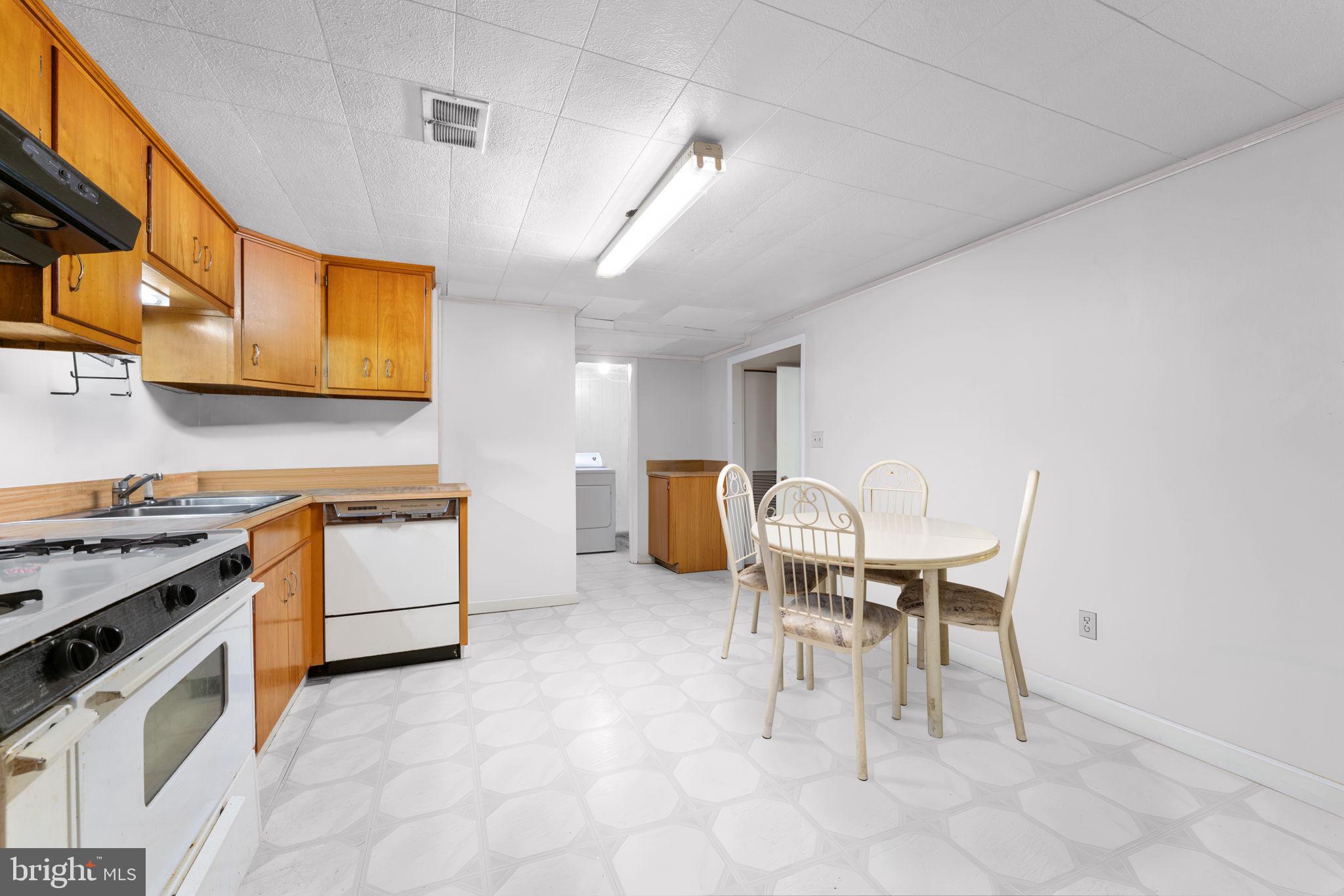 CATONSVILLE MANOR - Residential