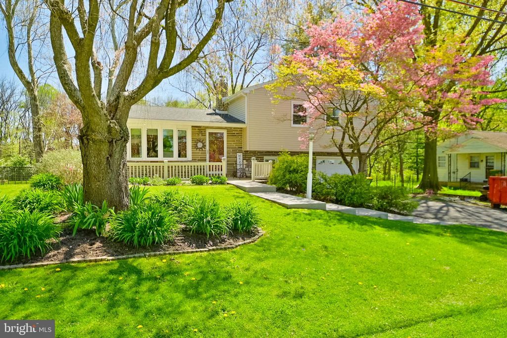 Photo of 1607 Fiddlewood Drive, Lancaster, PA 17602 (MLS # PALA2050242)