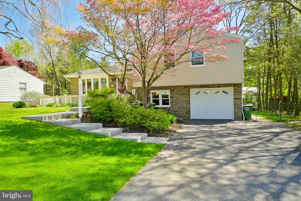 Photo of 1607 Fiddlewood Drive, Lancaster, PA 17602 (MLS # PALA2050242)