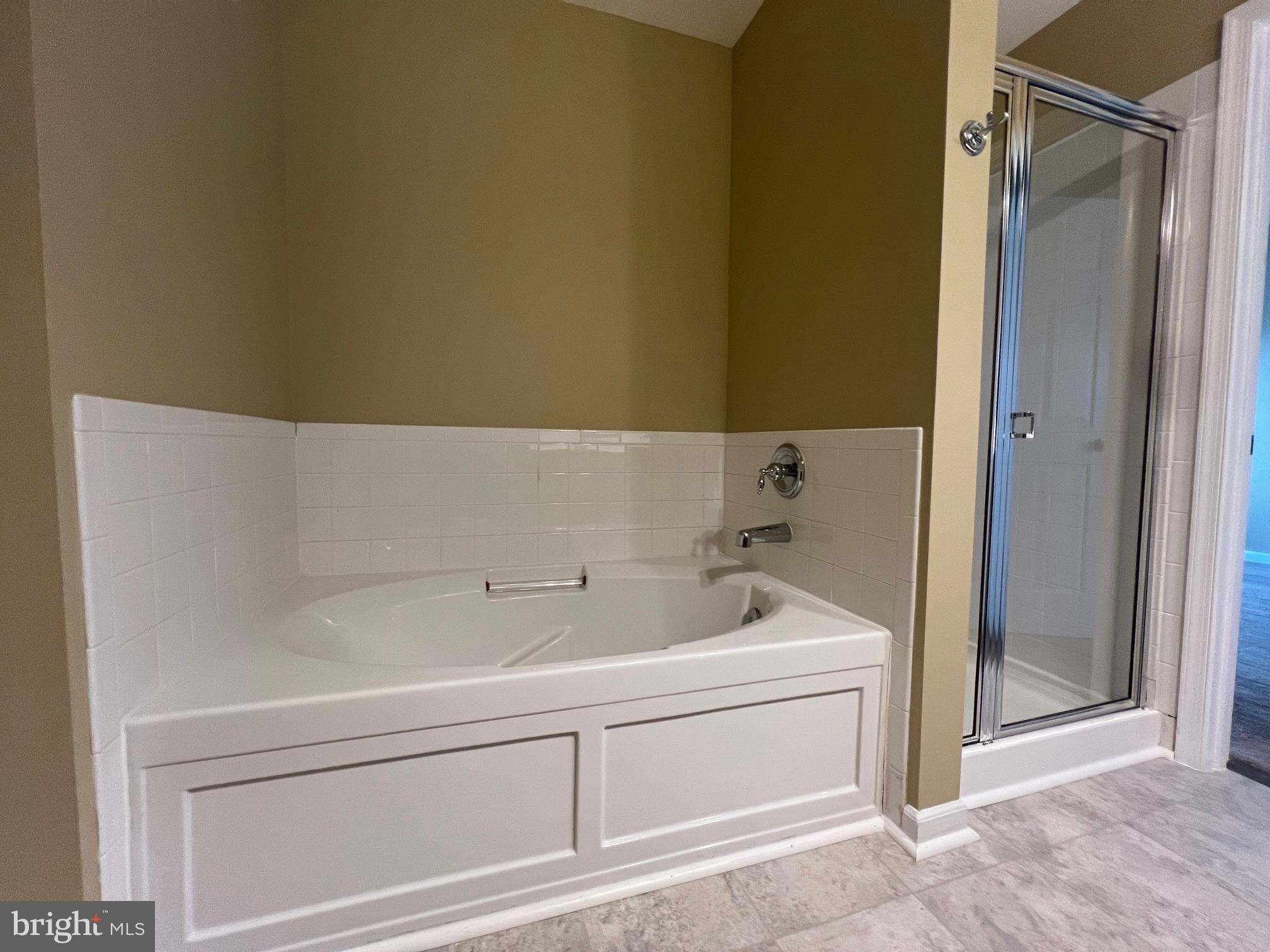 ROUND HILL - Residential