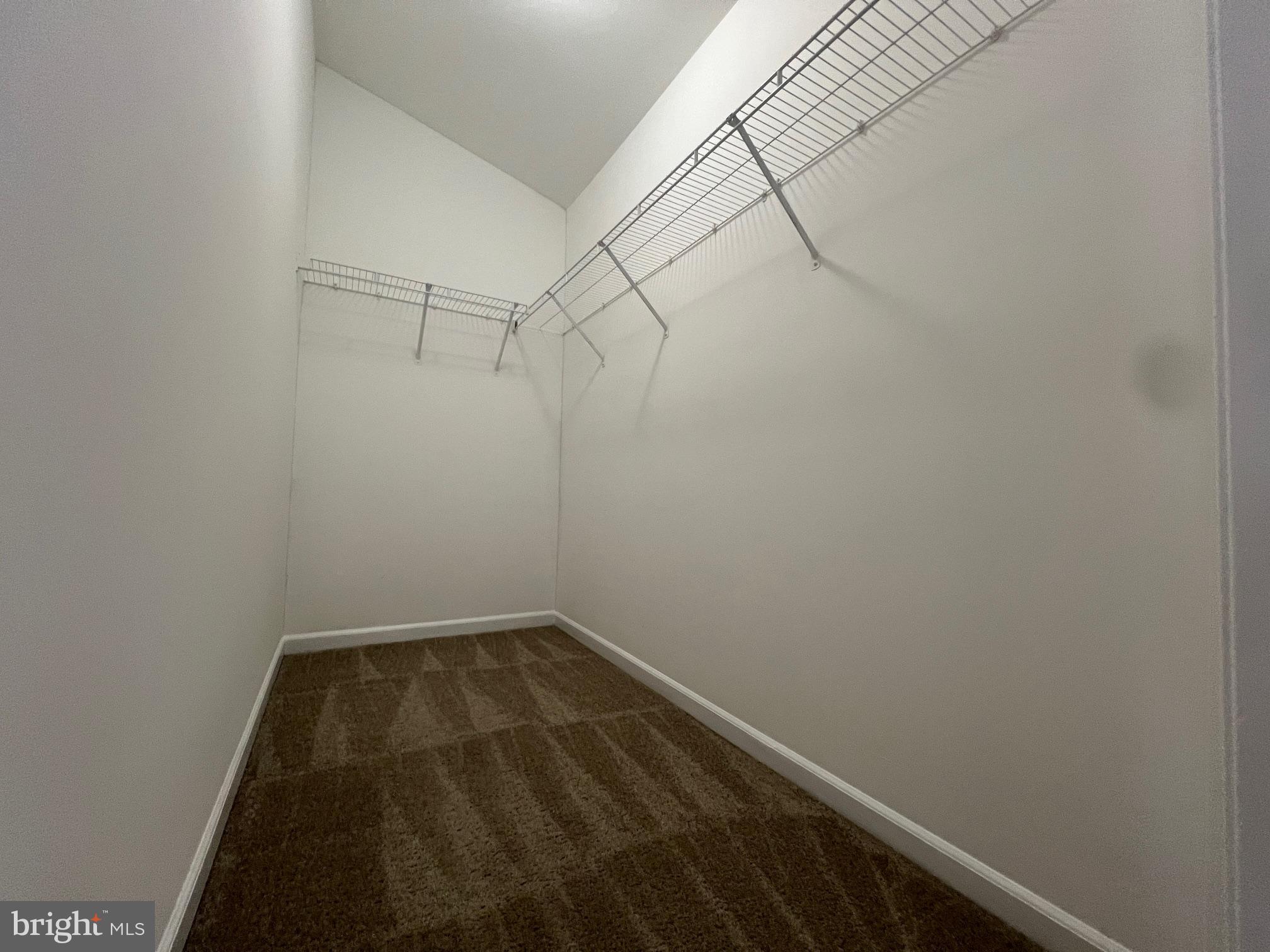 ROUND HILL - Residential