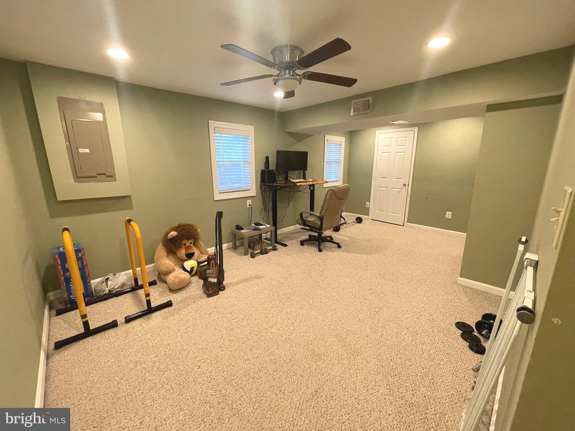 FIVE OAKS ESTATES - Residential Lease