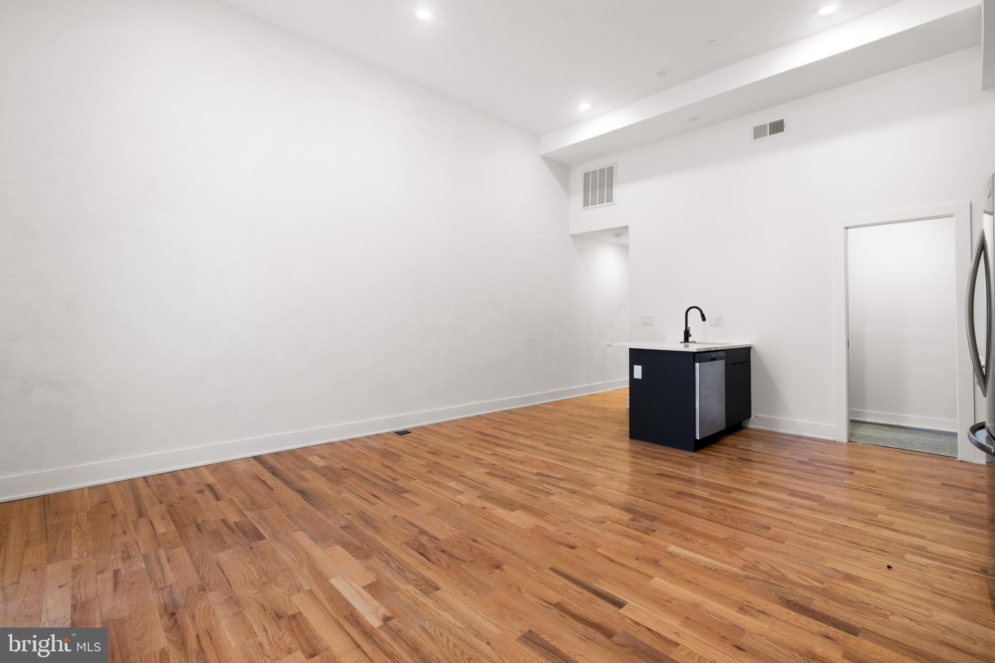 1221 4TH N 25