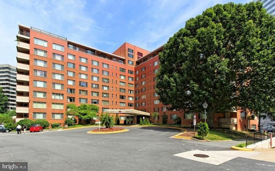 Newly painted studio apartment with all utilities included. Just a 6-minute walk to Rosslyn Metro's Blue and Orange lines, offering direct access to the Pentagon, Reagan National Airport, Foggy Bottom, and Downtown DC. The building offers amenities such as a front desk concierge for packages, a fitness center, and a swimming pool. Enjoy the fitness center equipped with a steam room, sauna, and weights.