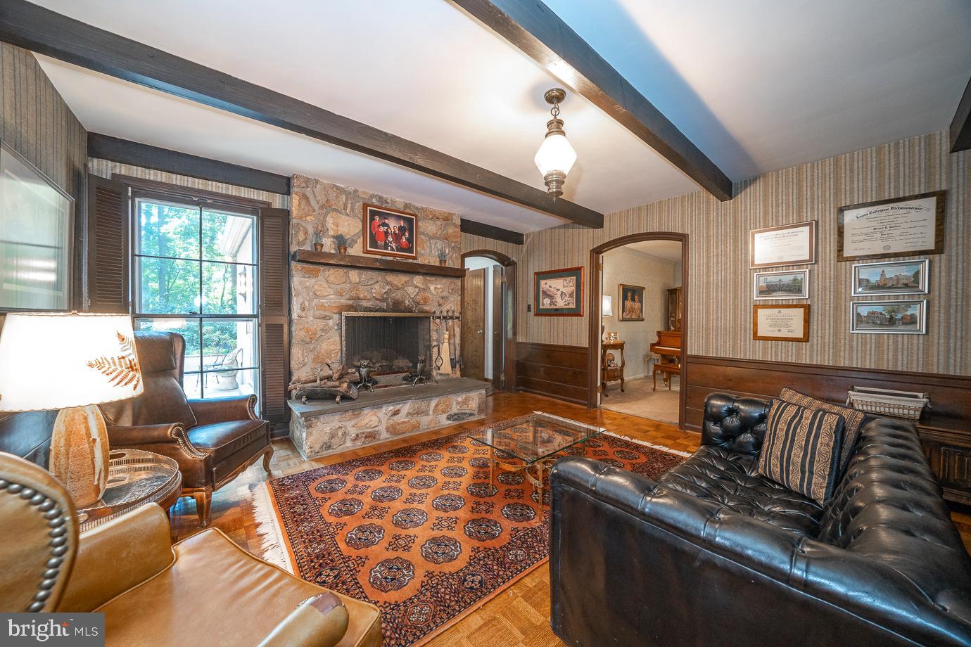 EARLES LAKE - Residential