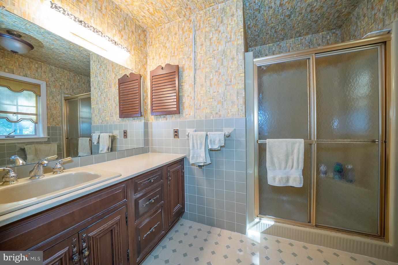 EARLES LAKE - Residential