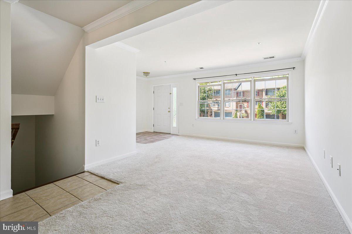 1323 LINDSAY LANE