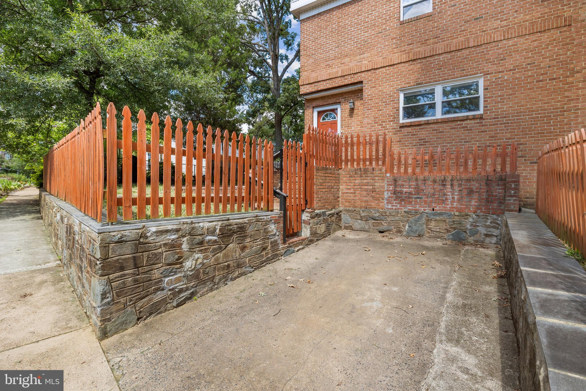 COLUMBIA FOREST - Residential Lease