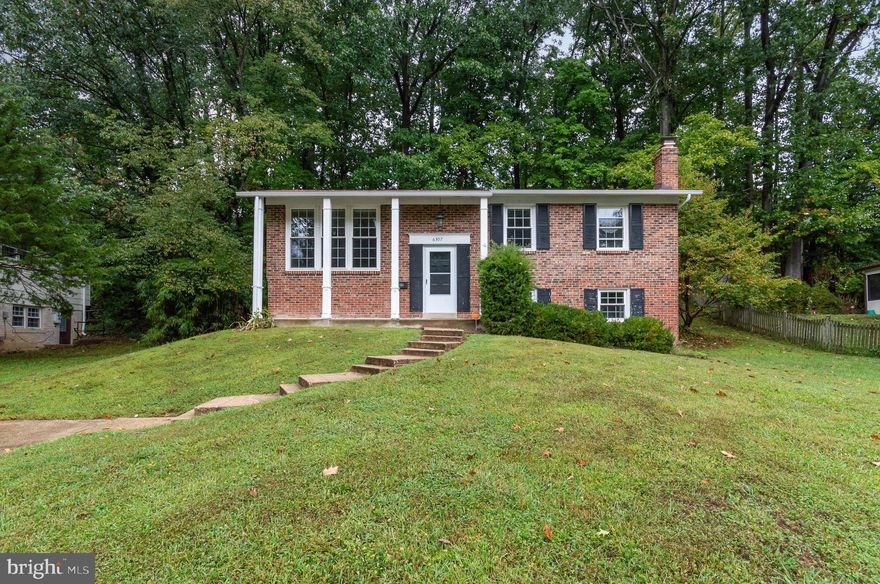 Experience comfortable family living in this charming detached home with four spacious bedrooms and two bathrooms. The house offers plenty of storage, keeping everything organized and tidy.

Enjoy easy access to major highways, public transit, and shopping centers, while the quiet neighborhood provides a peaceful retreat from the city.