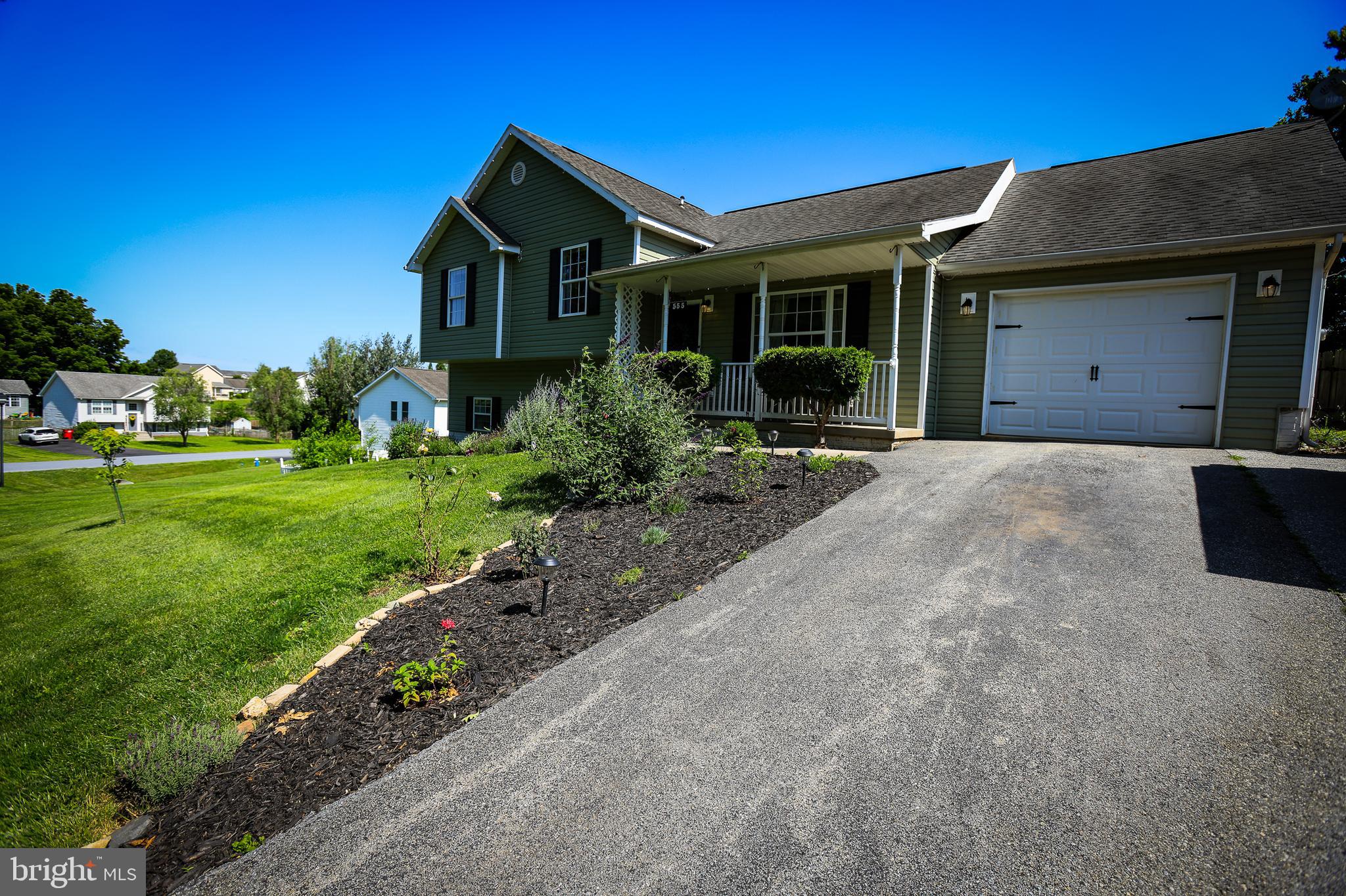555 OAK LEE DRIVE